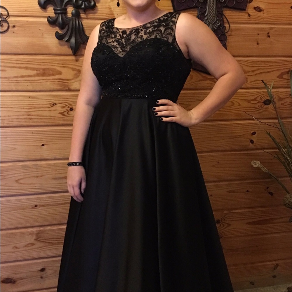 Black formal/prom dress -with pockets!